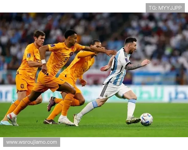 足球明星的爱犬展现球技与主人同场竞技的精彩瞬间 足球明星的爱犬展现球技与主人同场竞技的精彩瞬间