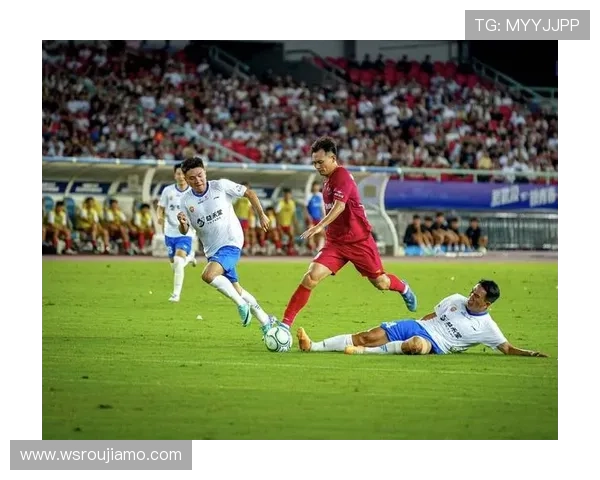 足球明星街球大战燃情对决球场外的技巧与创意碰撞 足球明星街球大战燃情对决球场外的技巧与创意碰撞